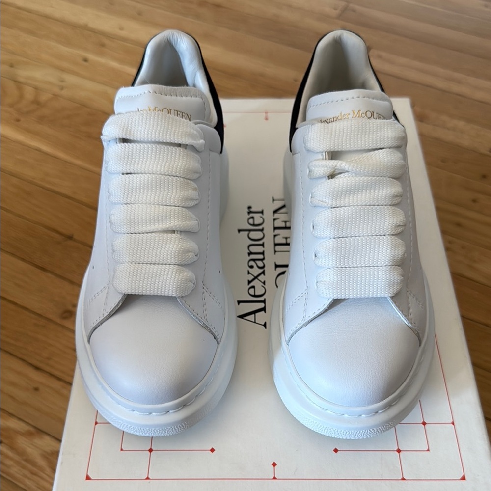 Alexander McQueen Kids Sneakers
White/Black
Size 29 (US 12)

*NEW….NEVER WORN*